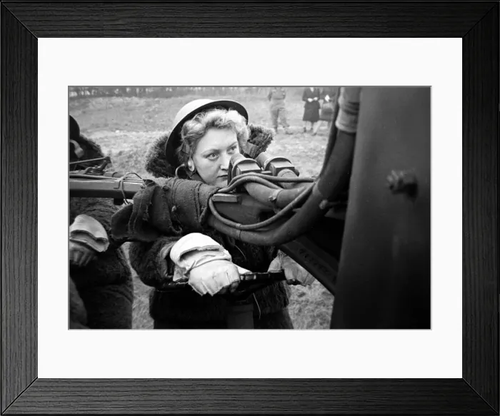 Framed Print : ATS women on searchlight Battery during the second World War January 1943 Framed Print : ATS women on searchlight Battery during the second World War January 1943