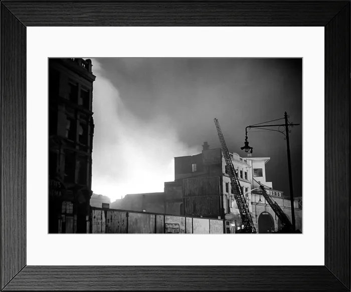Framed Print : Fire of H. E. Blitz on the city of London on the night of the 29th December 1940. 14
