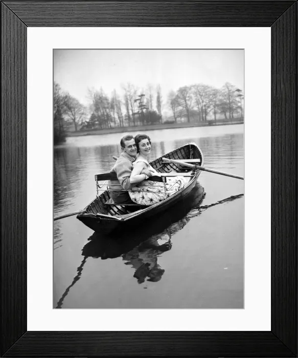 Framed Print : Couple Catherine Egan and Francis Byrne enjoy a romantic trip in a rowing boat on a lake