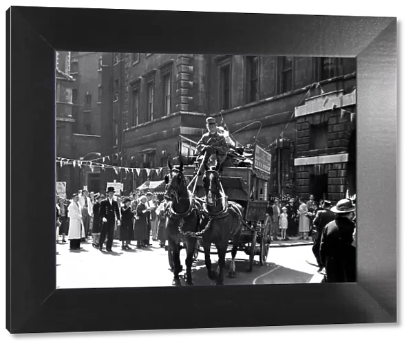A horse and carriage moves through the crowds at Barts Fair circa 1938