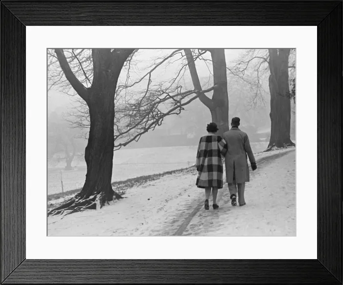 Framed Print : A couple walking in a snowy Regents Park London January 1942