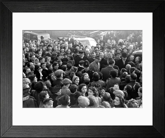 Framed Print : Crowds gather to greet King George VI on his visit to Birmingham to survey the bomb Framed Print : Crowds gather to greet King George VI on his visit to Birmingham to survey the bomb