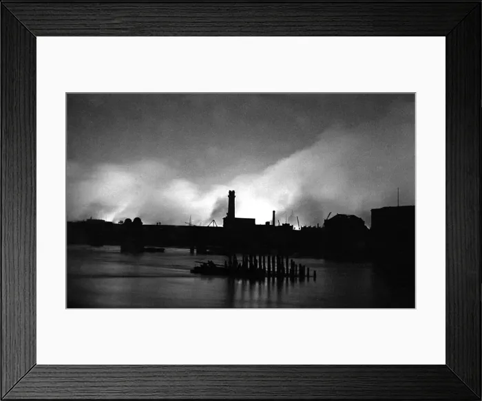 Framed Print : Fires across the River Thames from the North Side during the blitz on London Framed Print : Fires across the River Thames from the North Side during the blitz on London