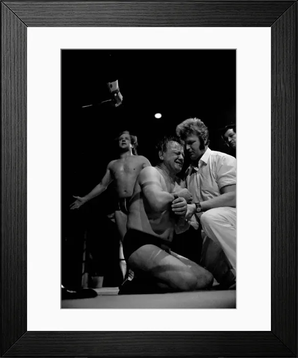 Framed Print : Les Kellett seen here during a bout against Jackie Pallo at the Elstree Civic Hall Framed Print : Les Kellett seen here during a bout against Jackie Pallo at the Elstree Civic Hall