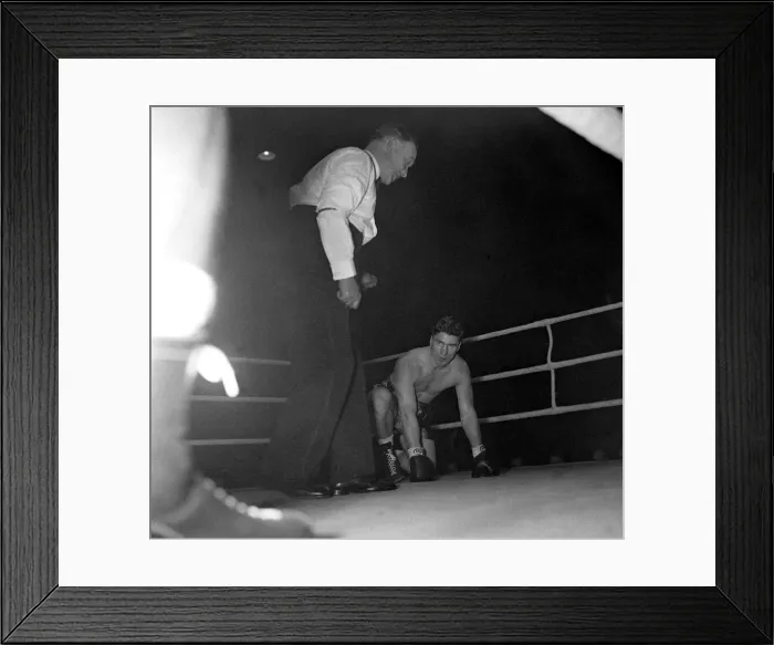 Framed Print : Boxing- Dan Cockwell v Jim Slade December 1951