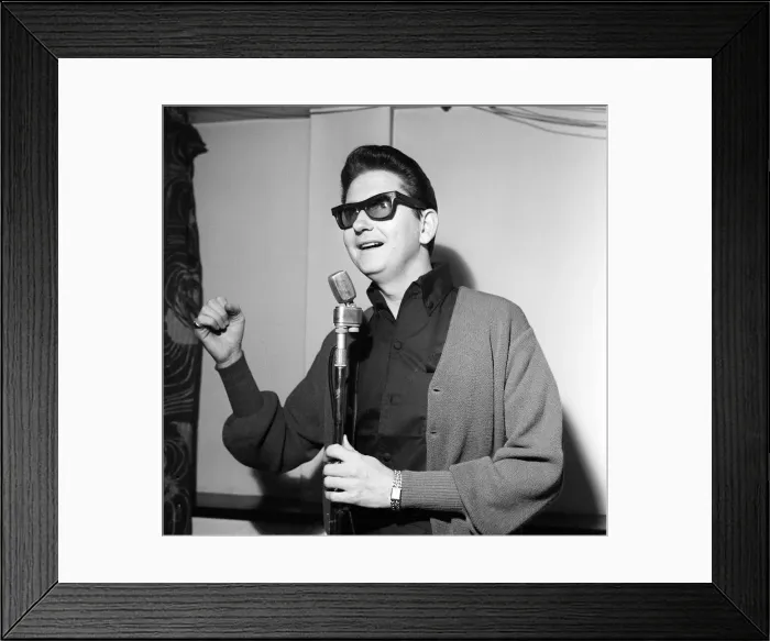 Framed Print : American singer Roy Orbison at the Microphone October 1964 at ATV House in London Framed Print : American singer Roy Orbison at the Microphone October 1964 at ATV House in London