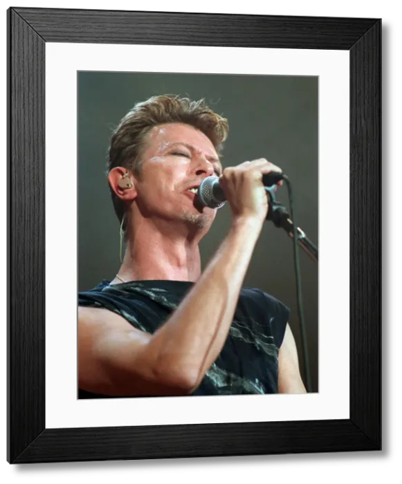 Framed Print : David Bowie on stage at Aberdeen November 1995