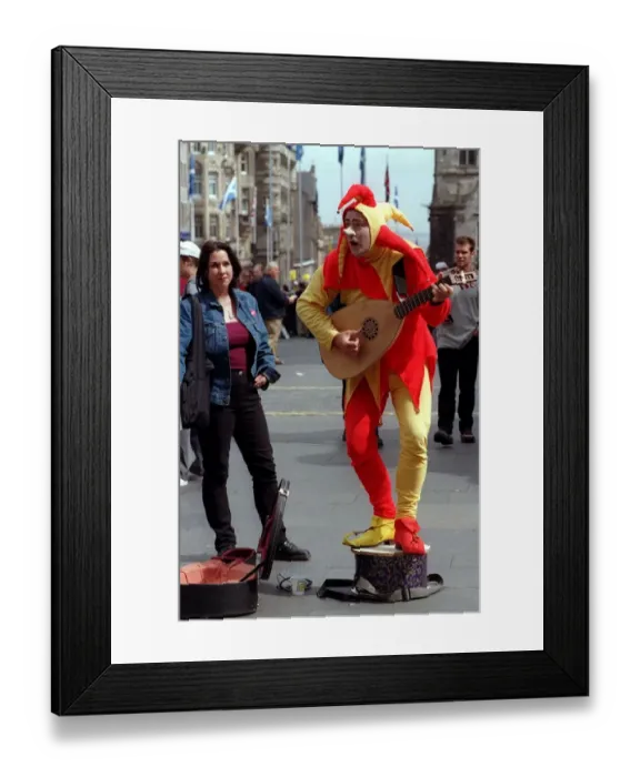 Framed Print : Vicky Davidson Sunday Mail reporter August 1999 looking at busker Fester at the Edinburgh