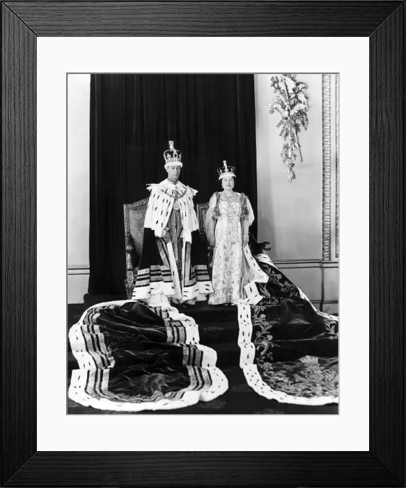 : King George VI and Queen Elizabeth in their Coronation robes Buckingham Palace : King George VI and Queen Elizabeth in their Coronation robes Buckingham Palace