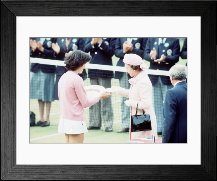 Framed Print : Virginia Wade receives the Wimbledon womens trophy 1977 from the Queen Framed Print : Virginia Wade receives the Wimbledon womens trophy 1977 from the Queen