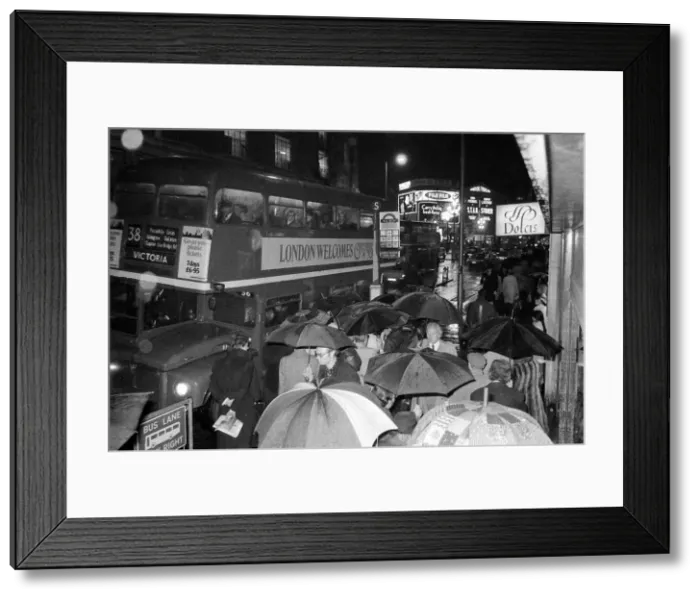 Framed Print : London travellers are soaked by the rain as the end of the 1976 drought is officially Framed Print : London travellers are soaked by the rain as the end of the 1976 drought is officially