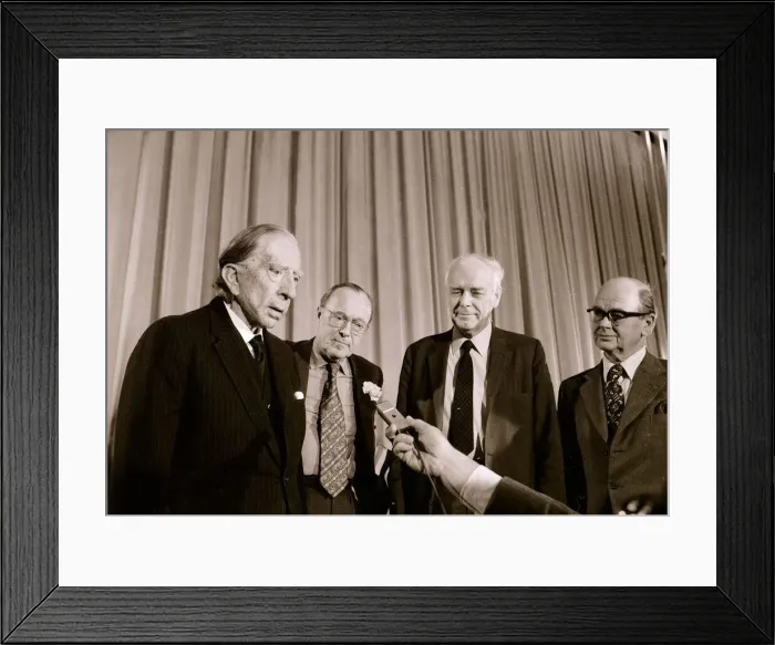 Framed Print : John Paul Getty Oil Billionaire gives £20, 000 to the world wildlife fund seen here
