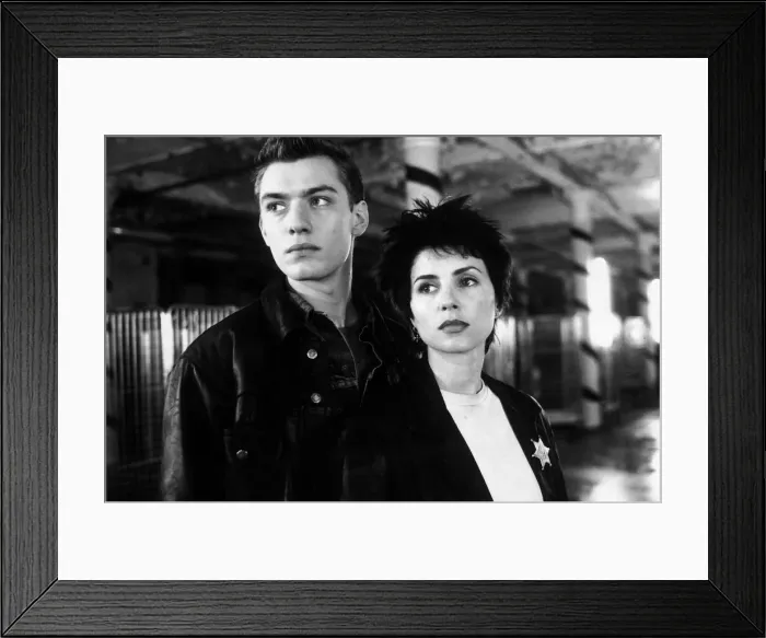 Framed Print : Shopping the television programme with Jude Law and Sadie Frost July 1992