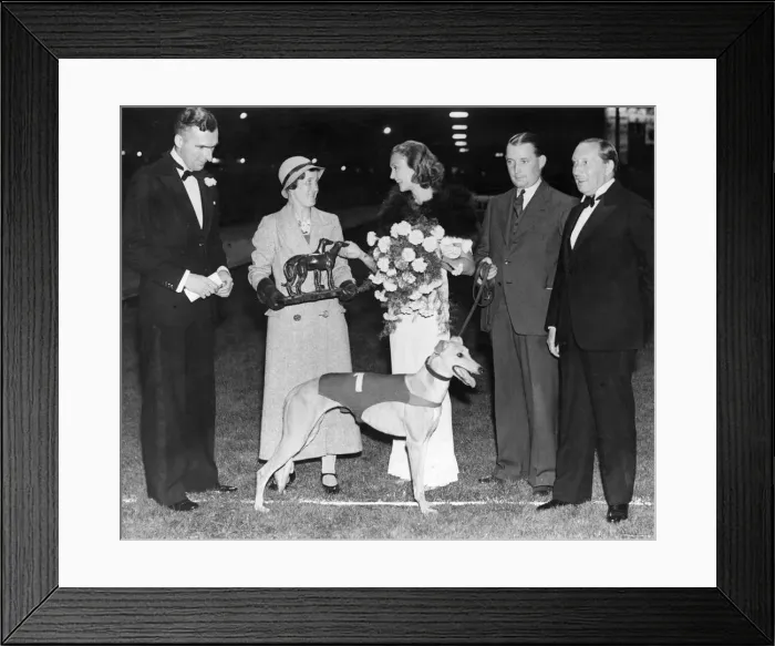 Framed Print : Miss Betty Davis holding bouquet star of City Films presenting the Daily Mirror &pound