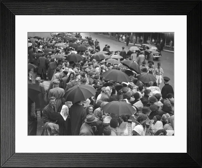 Framed Print : Queen Elizabeth II Coronation June 1953 Crowds awaiting the Queens Coronation Framed Print : Queen Elizabeth II Coronation June 1953 Crowds awaiting the Queens Coronation