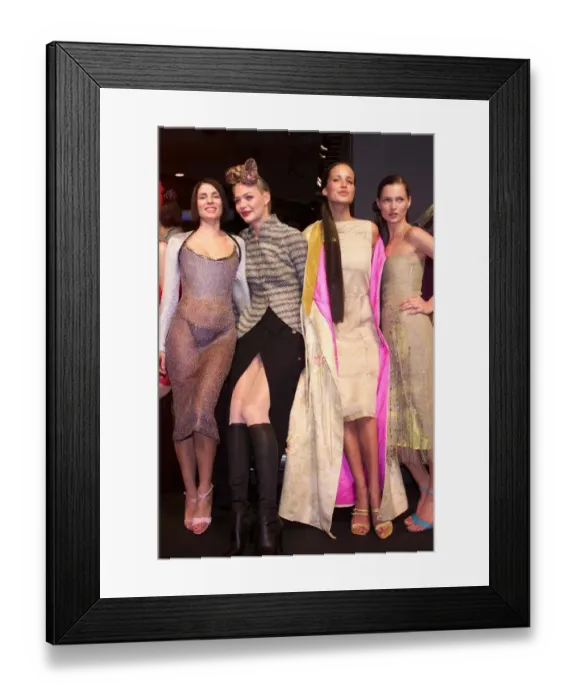 Framed Print : Kate Moss, Jodie kidd, Sophie Anderton with Sadie Frost at the Earls Court motor show Framed Print : Kate Moss, Jodie kidd, Sophie Anderton with Sadie Frost at the Earls Court motor show