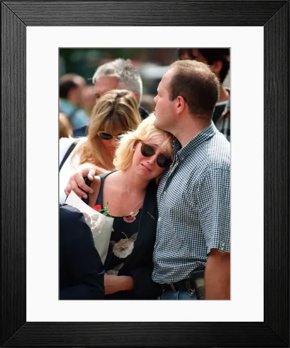  : Princess Diana Death 31 August 1997 A young couple mourn the death of Princess