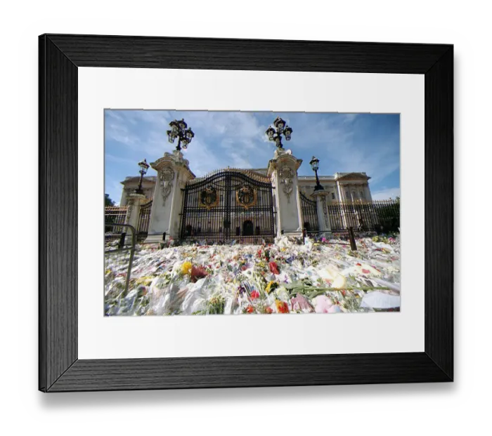 : Princess Diana Death 31 August 1997 Floral tributes laid outside the gates to : Princess Diana Death 31 August 1997 Floral tributes laid outside the gates to