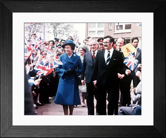 Framed Print : Silver Jubilee Tour of Scotland at Glasgow May 1977 Queen Elizabeth goes walkabout