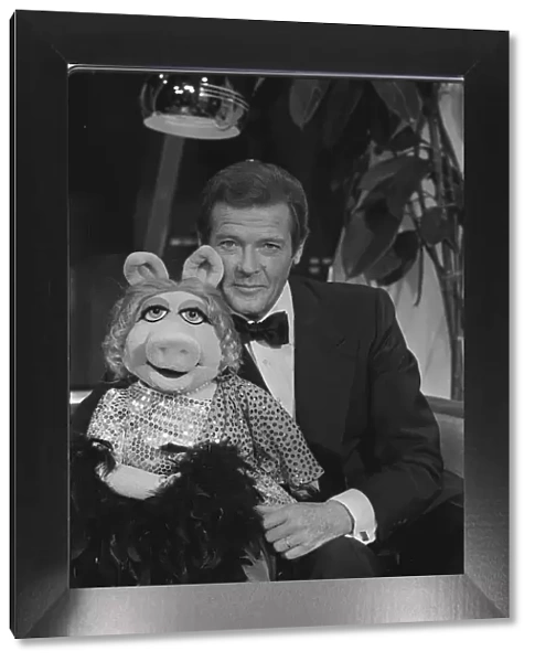 Roger Moore meets Miss Piggy from the Muppets 80-2307 Box 29 Date 1