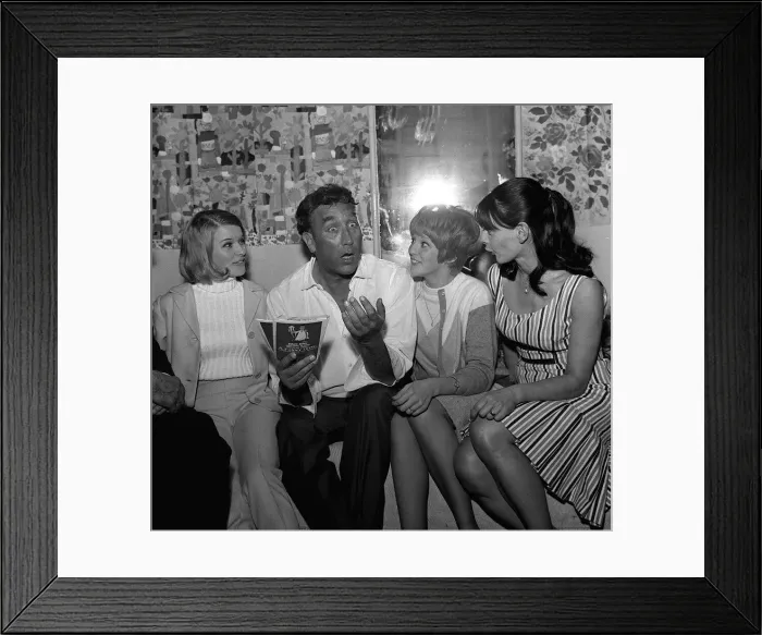 Framed Print : Frankie Howerd in his dressing room on the last night of the comedy Framed Print : Frankie Howerd in his dressing room on the last night of the comedy