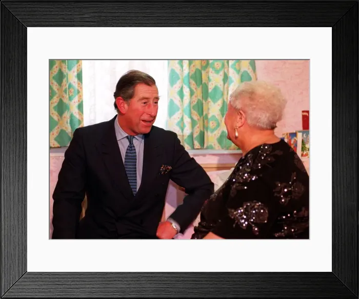 Framed Print : Prince Charles visits Helen Harkin December 1999 at Inglefield Street Hostel Glasgow