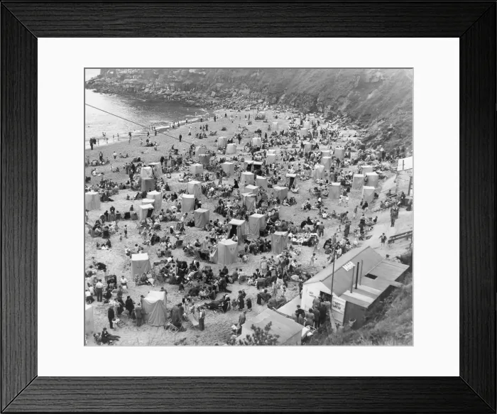 Framed Print : Hoards of sun worshippers enjoying the glorious sunshine at Tynemouth Framed Print : Hoards of sun worshippers enjoying the glorious sunshine at Tynemouth