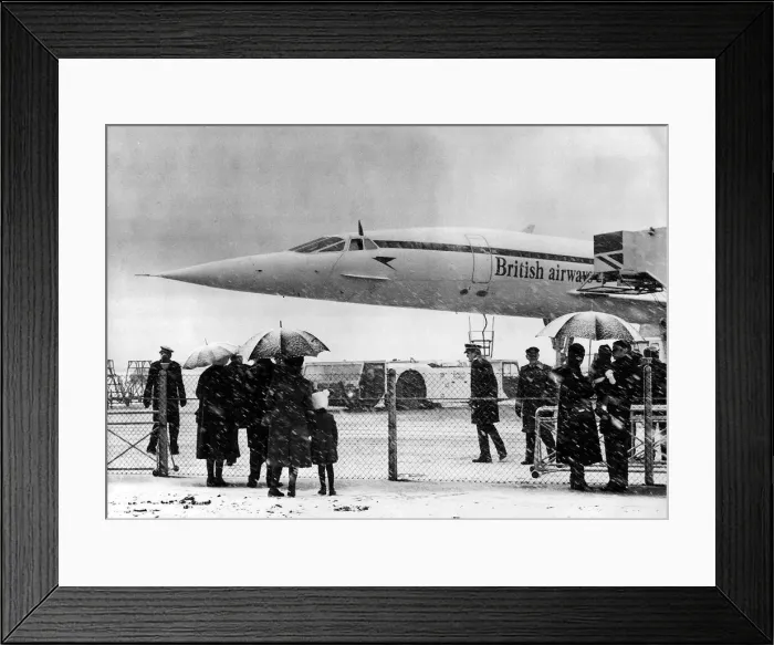 Framed Print : Concorde about to leave Heathrow airport in the snow with the Queen Framed Print : Concorde about to leave Heathrow airport in the snow with the Queen