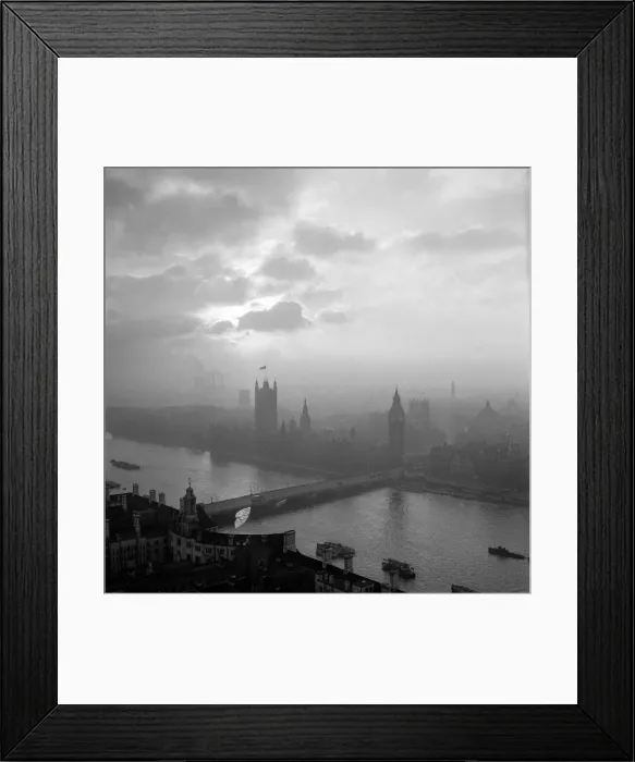 Framed Print : The Houses of Parliament on the River Thames in London seen here in the late winter Framed Print : The Houses of Parliament on the River Thames in London seen here in the late winter