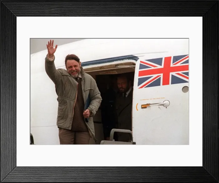 Framed Print : Terry Waite Nov 1991 Beirut hostage on arrival in Britain after being released by his Framed Print : Terry Waite Nov 1991 Beirut hostage on arrival in Britain after being released by his