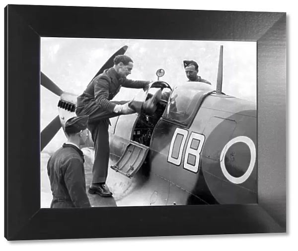 War - World War II - RAF - Thanksgiving flight over London - The leader in many an