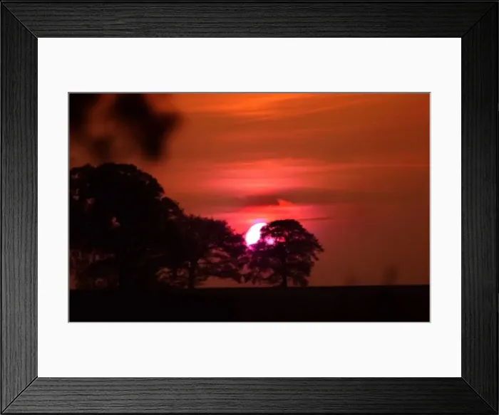 Framed Print : The Sun sets over Rushock, near Droitwich Spa, Worcestershire Framed Print : The Sun sets over Rushock, near Droitwich Spa, Worcestershire