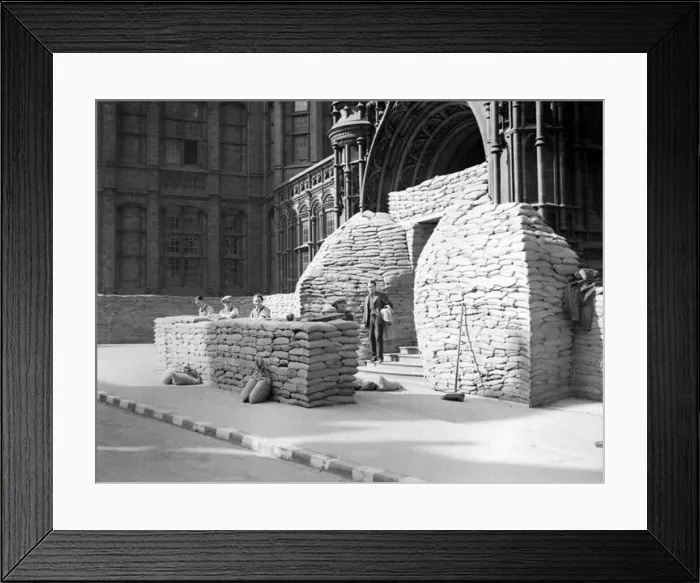 : Sandbags being piled up outside Birmingham Magistrates court during the war : Sandbags being piled up outside Birmingham Magistrates court during the war