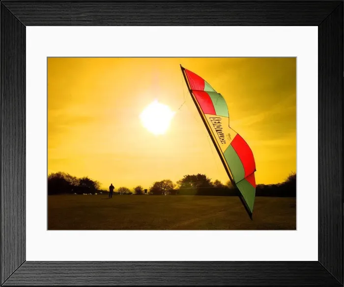 Framed Print : Kite flyer Mark Aston from Batcheley nr. Redditch makes the most of the bright Framed Print : Kite flyer Mark Aston from Batcheley nr. Redditch makes the most of the bright