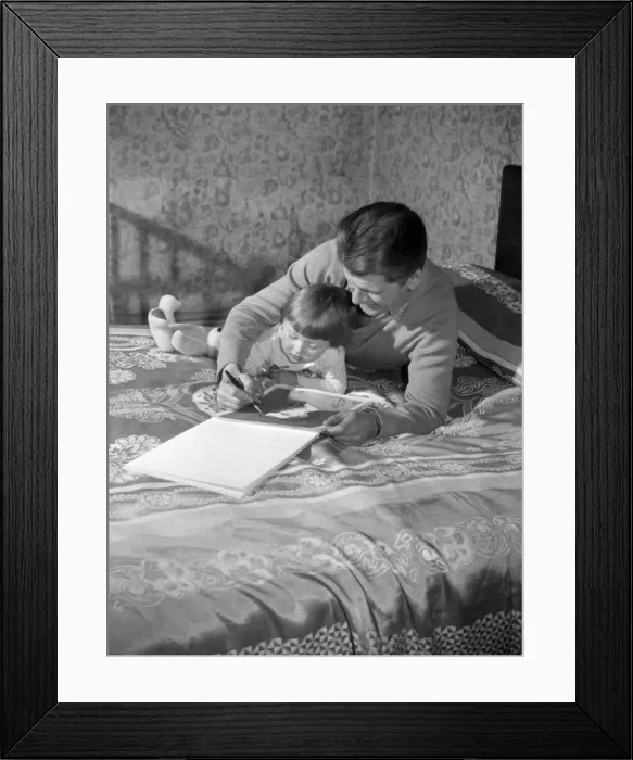  : 30 year old artist Harry Norton shows his daughter Antonella how to paint
