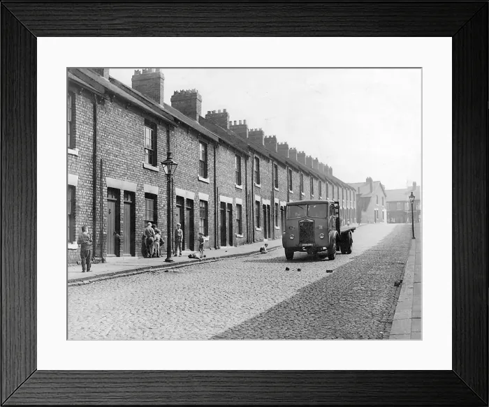 Framed Print : Children play by the roadside as a wagon rumbles down Salisbury Street, Newcastle