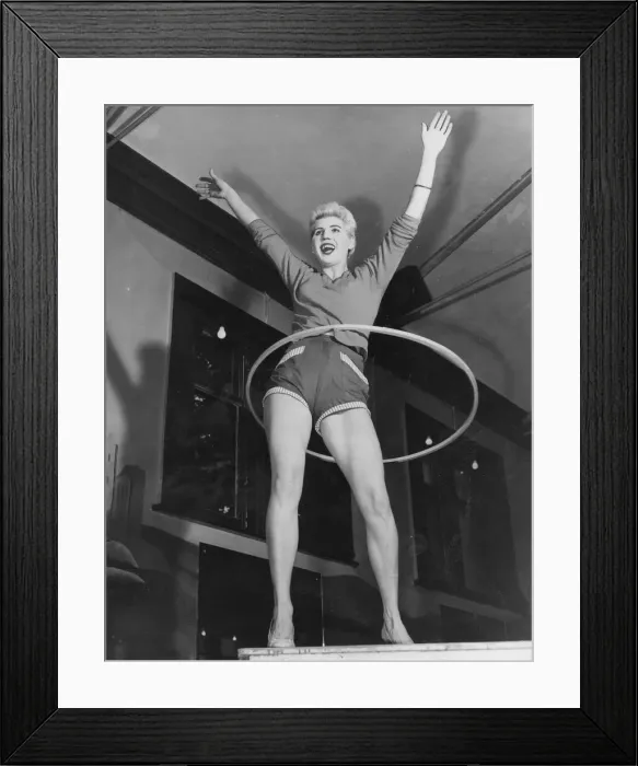 Framed Print : A woman hula hooping - Hula Hoop Framed Print : A woman hula hooping - Hula Hoop