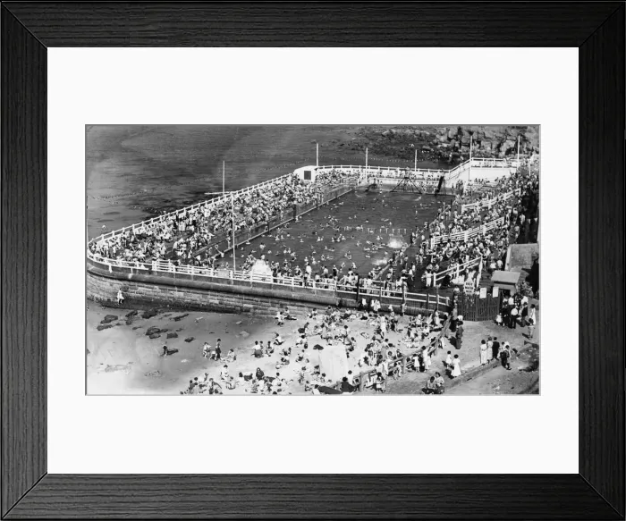 Framed Print : Hoards of sun worshippers enjoying the glorious sunshine at Tynemouth Framed Print : Hoards of sun worshippers enjoying the glorious sunshine at Tynemouth