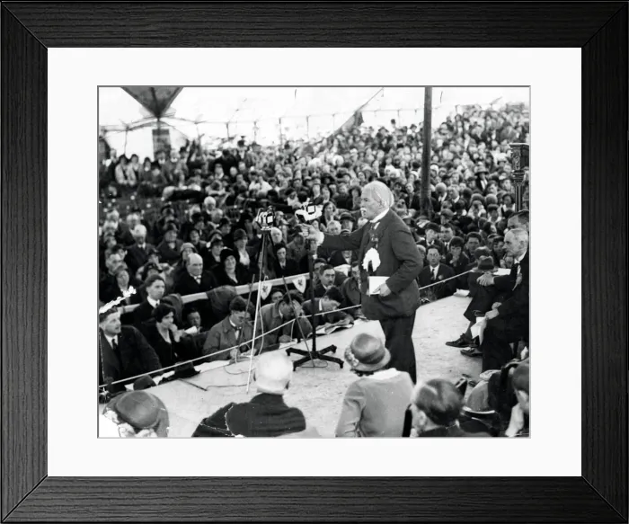 Framed Print : The Rt Hon David Lloyd George at the Urdd Gobaith Eisteddfod at Machynlleth addressing Framed Print : The Rt Hon David Lloyd George at the Urdd Gobaith Eisteddfod at Machynlleth addressing