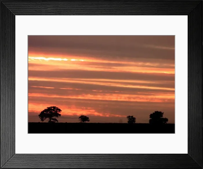 Framed Print : The sun sets over countryside in Kingsbury, Warwickshire Framed Print : The sun sets over countryside in Kingsbury, Warwickshire