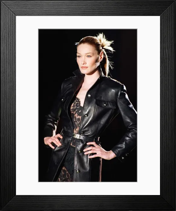 Framed Print : CARLA BRUNI MODELS VERSACE IN PARIS Framed Print : CARLA BRUNI MODELS VERSACE IN PARIS