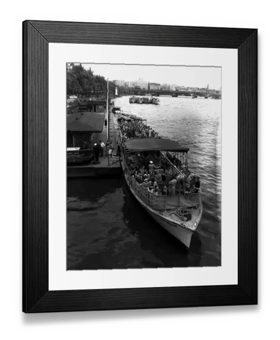 Framed Print : August bank Holiday - Scenes in London - August 1953 Framed Print : August bank Holiday - Scenes in London - August 1953