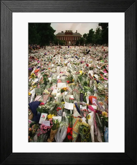 Framed Print : Princess Diana Death 31 August 1997 Floral tributes at Kensington Palace Flowers