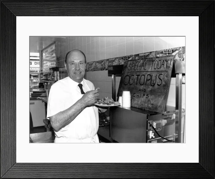 Framed Print : Weymouth chip shop manager Des Miles samples Octopus June 1991 Framed Print : Weymouth chip shop manager Des Miles samples Octopus June 1991