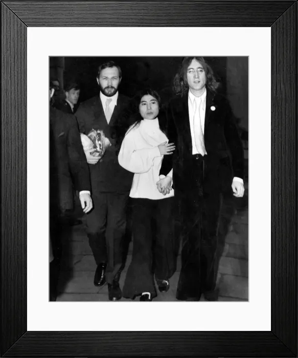 Framed Print : John Lennon and Yoko Ono pictured after their court appearance today after Cannabis resin