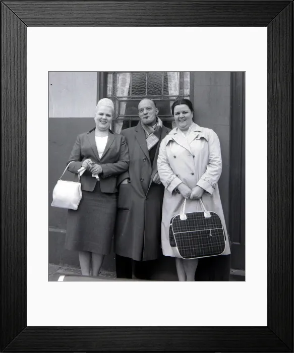 Framed Print : William Digger'Hanley, Hoxtons most famous street bookmaker takes bets Framed Print : William Digger'Hanley, Hoxtons most famous street bookmaker takes bets