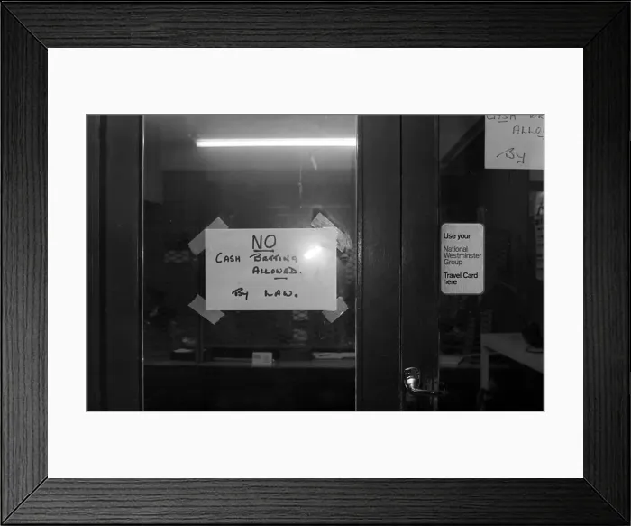 Framed Print : A sign on the door forbidding cash bets at a Sidney Glanz betting shop in the Isle of Man Framed Print : A sign on the door forbidding cash bets at a Sidney Glanz betting shop in the Isle of Man