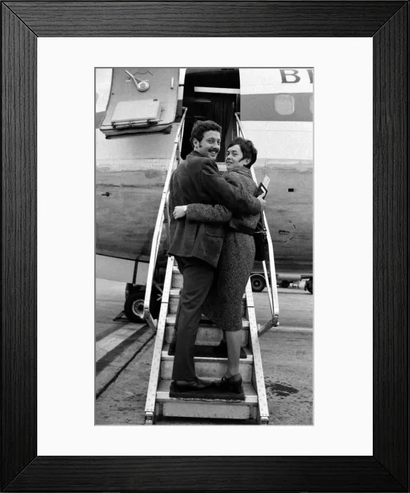 Framed Print : Newly weds Pearl and Arthur Griffiths from St. Helens, who were married yesterday were