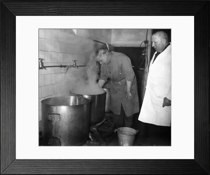 Framed Print : Harry Monty (left) and Tubby Isaacs inspect the cooling of some eels December 1962 Framed Print : Harry Monty (left) and Tubby Isaacs inspect the cooling of some eels December 1962