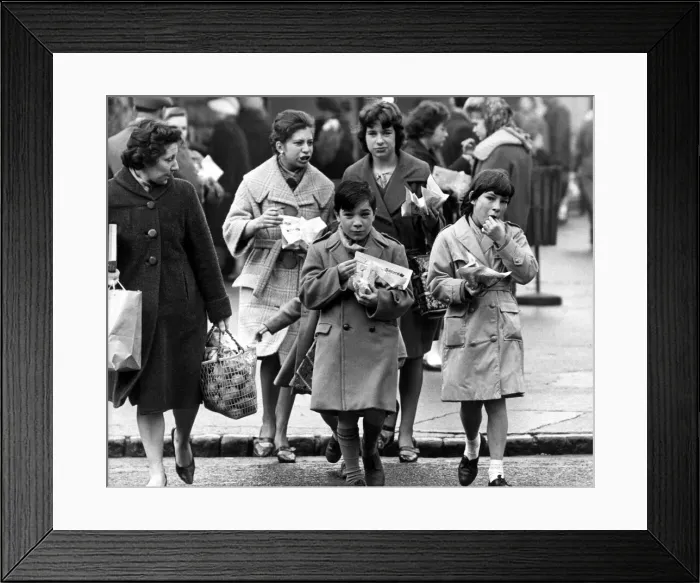 Framed Print : Lunchtime in Great Yarmouth and nearly all the local shoppers eat chips Framed Print : Lunchtime in Great Yarmouth and nearly all the local shoppers eat chips
